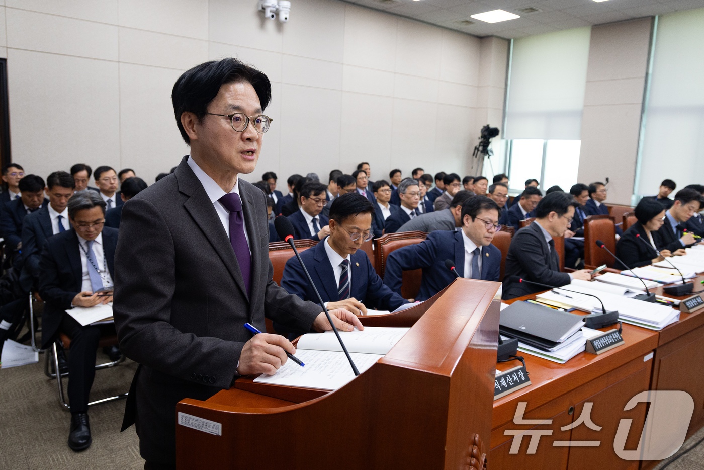 (서울=뉴스1) 유승관 기자 = 김정관 산업통상부 장관이 9일 서울 여의도 국회에서 열린 제433회 국회(임시회) 산업통상자원중소벤처기업위원회 제1차 전체회의에서 인사말 및 업무보 …