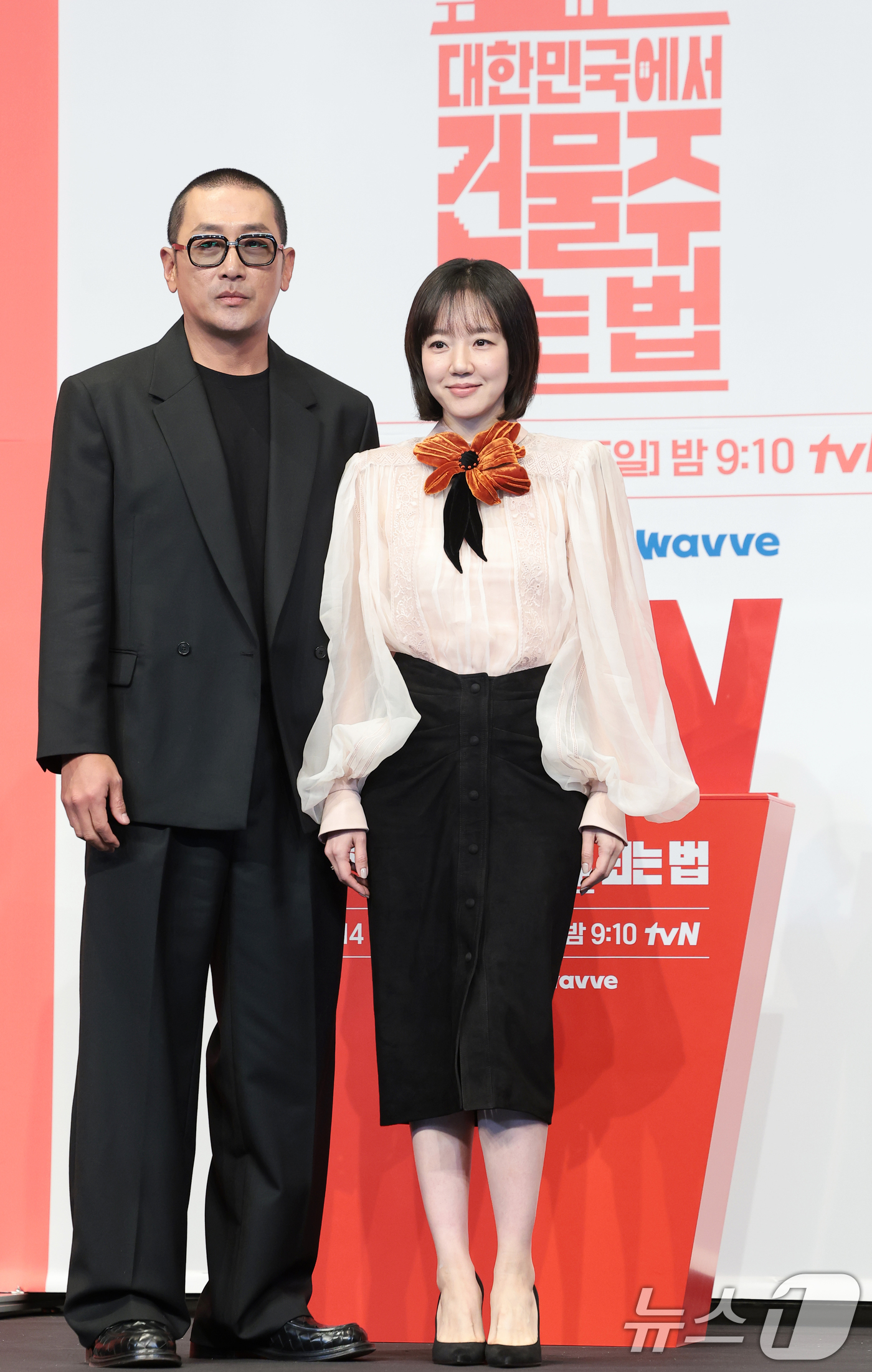 (서울=뉴스1) 권현진 기자 = 배우 임수정과 하정우(오른쪽)가 9일 서울 구로구 더 링크호텔 서울에서 열린 tvN 새 토일드라마 ‘대한민국에서 건물주 되는 법’ 제작발표회에서 포 …