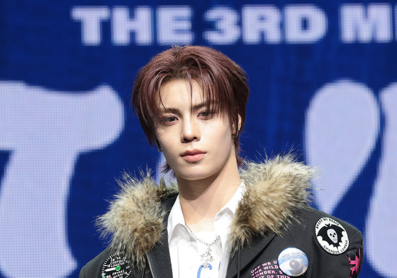 포즈 취하는 누에라 판