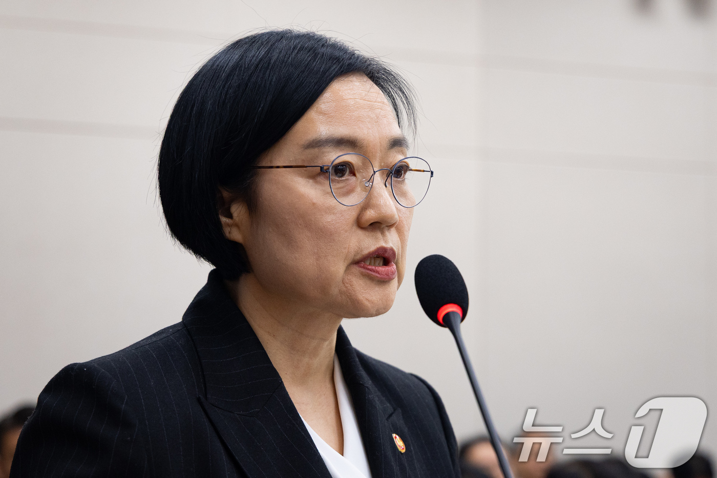 (서울=뉴스1) 유승관 기자 = 한성숙 중소벤처기업부 장관이 9일 서울 여의도 국회에서 열린 제433회 국회(임시회) 산업통상자원중소벤처기업위원회 제1차 전체회의에서 인사말 및 업 …