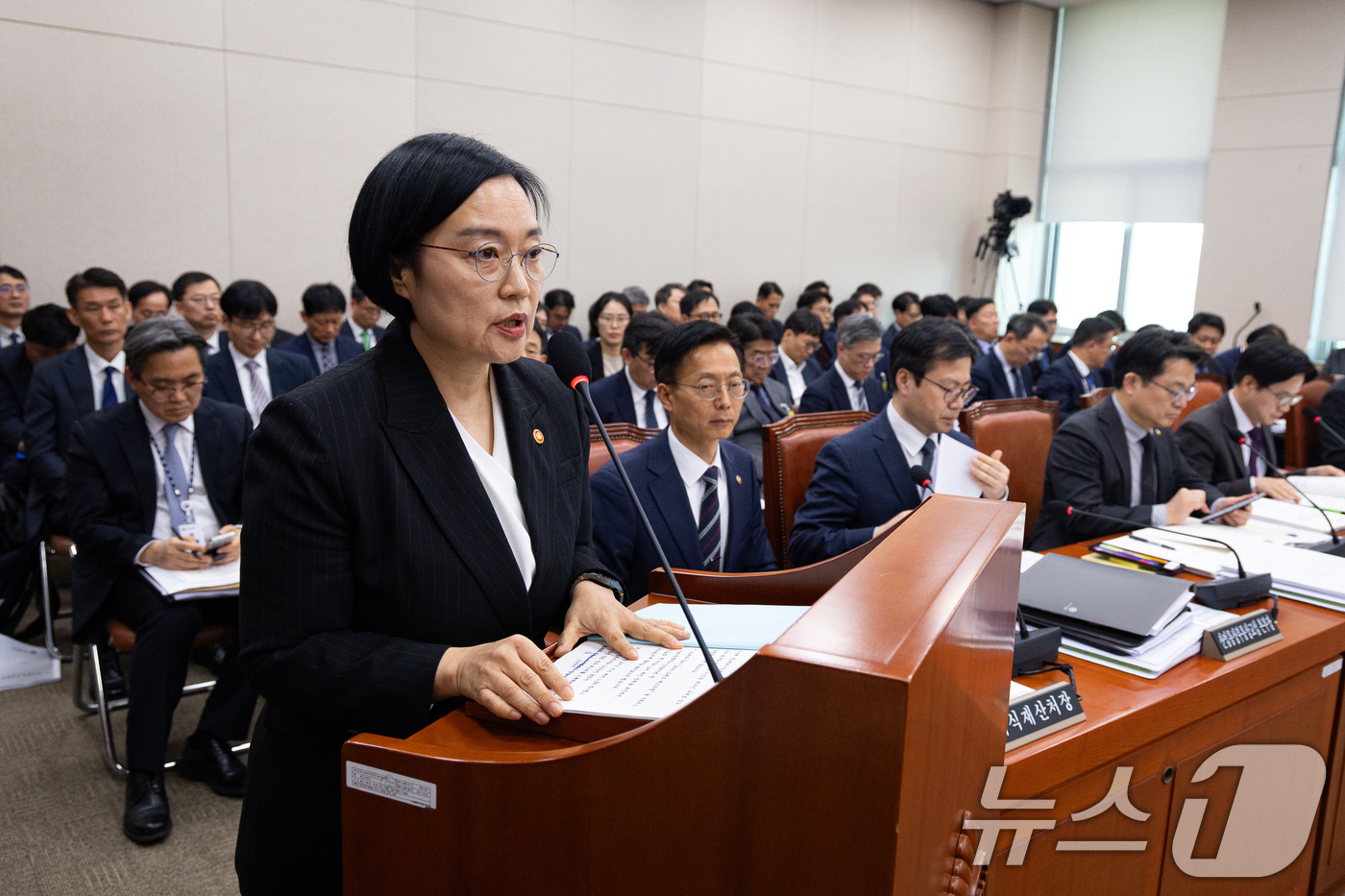 (서울=뉴스1) 유승관 기자 = 한성숙 중소벤처기업부 장관이 9일 서울 여의도 국회에서 열린 제433회 국회(임시회) 산업통상자원중소벤처기업위원회 제1차 전체회의에서 인사말 및 업 …