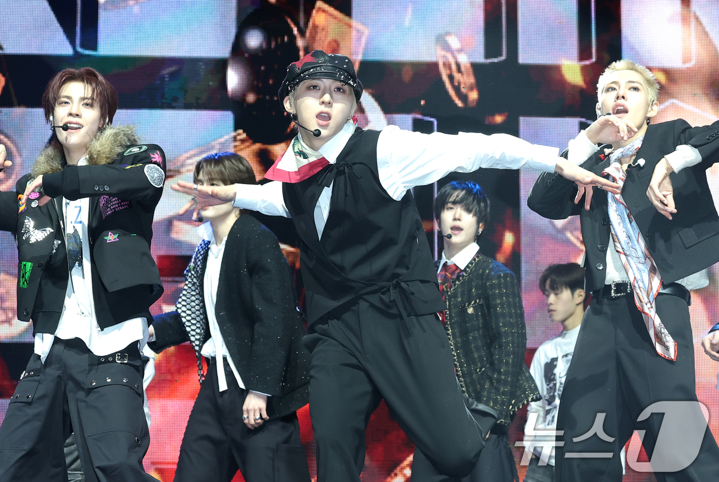 (서울=뉴스1) 권현진 기자 = 그룹 누에라(NouerA) 미라쿠(가운데)가 9일 서울 광진구 예스24라이브홀에서 가진 세 번째 미니 앨범  'POP IT LIKE(팝 잇 라이크) …