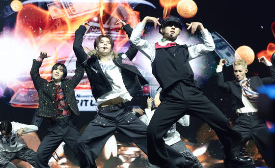 누에라, 화려한 컴백 무대