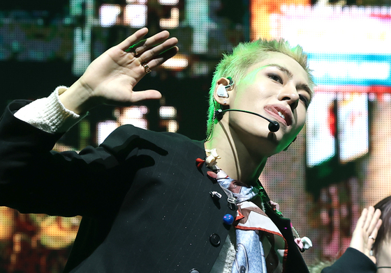 누에라 유섭, 무대를 지배하는 자