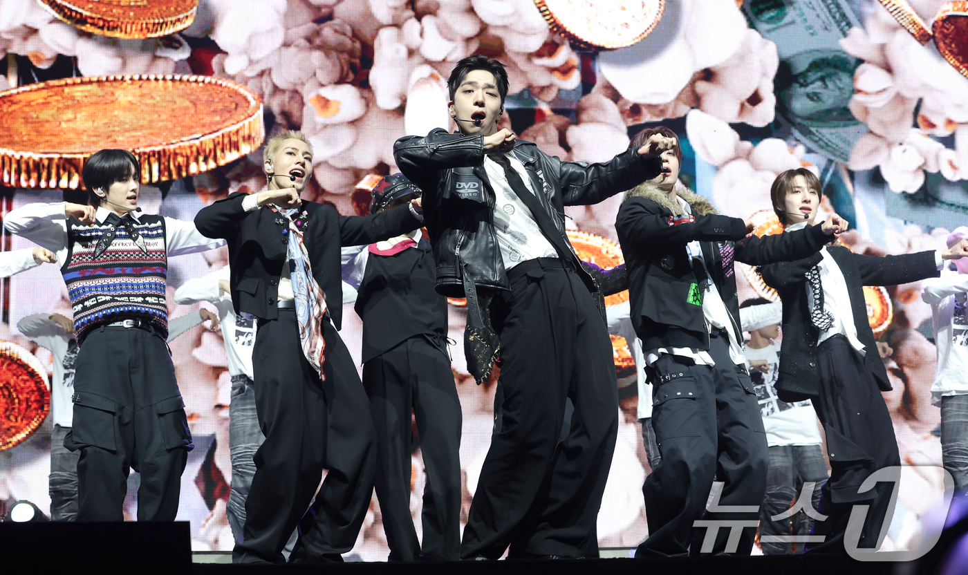 (서울=뉴스1) 권현진 기자 = 그룹 누에라(NouerA)가 9일 서울 광진구 예스24라이브홀에서 가진 세 번째 미니 앨범  'POP IT LIKE(팝 잇 라이크)‘ 발매 쇼케이스 …