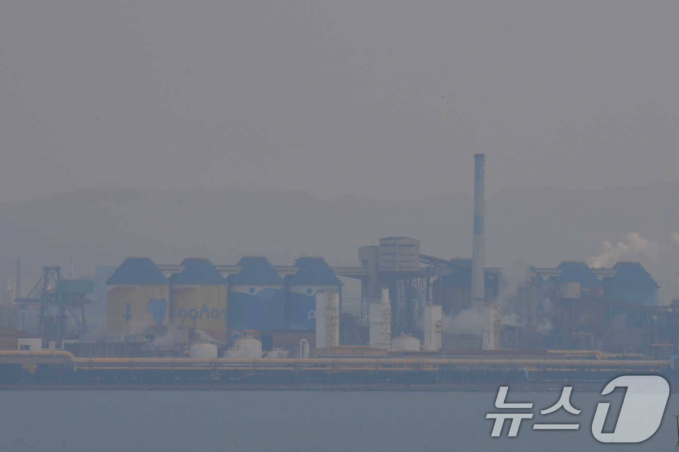 (포항=뉴스1) 최창호 기자 = 9일 오후 북서풍을 타고 한반도를 덮친 초미세먼지로 인해 포스코 포항제철소 밀폐형 원료처리시설(사일로) 주변이 잿빛으로 변해 있다.밀폐형 원료시설은 …