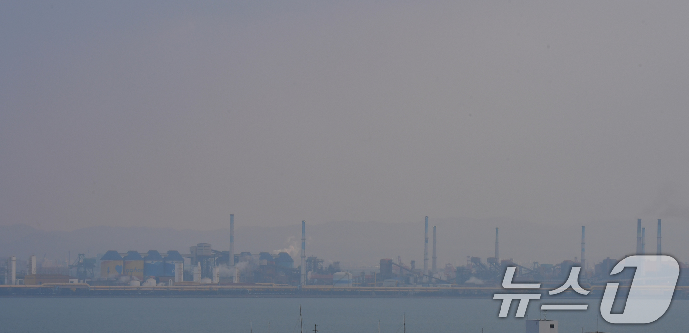 (포항=뉴스1) 최창호 기자 = 9일 오후 북서풍을 타고 한반도를 덮친 초미세먼지로 인해 포스코 포항제철소 밀폐형 원료처리시설(사일로) 주변이 잿빛으로 변해 있다.밀폐형 원료시설은 …