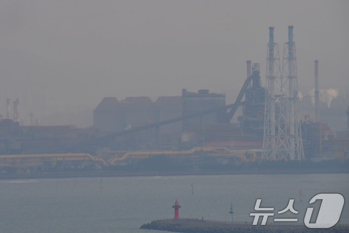 (포항=뉴스1) 최창호 기자 = 9일 오후 북서풍을 타고 한반도를 덮친 초미세먼지로 인해 포스코 포항제철소 밀폐형 원료처리시설(사일로) 주변이 잿빛으로 변해 있다.밀폐형 원료시설은 …