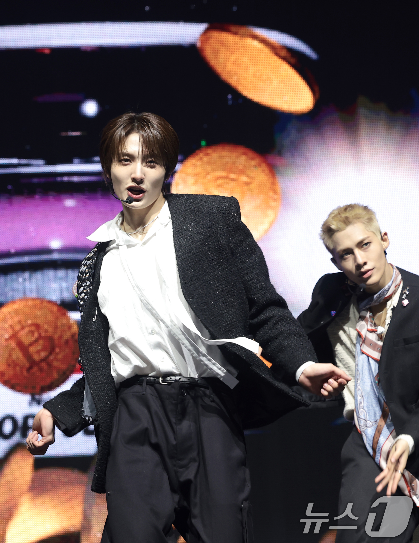 (서울=뉴스1) 권현진 기자 = 그룹 누에라(NouerA) 준표(왼쪽)가 9일 서울 광진구 예스24라이브홀에서 가진 세 번째 미니 앨범  'POP IT LIKE(팝 잇 라이크)‘ …