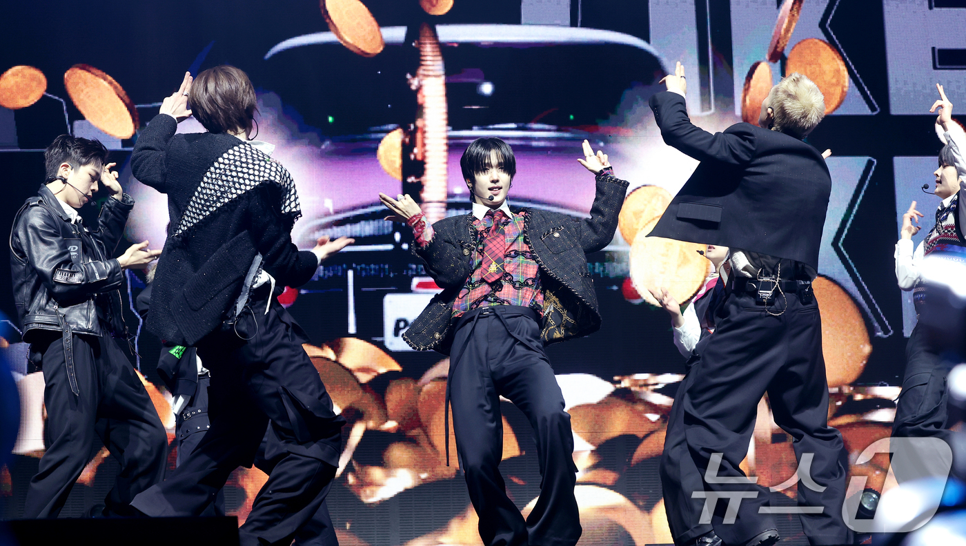 (서울=뉴스1) 권현진 기자 = 그룹 누에라(NouerA) 기현(가운데)이 9일 서울 광진구 예스24라이브홀에서 가진 세 번째 미니 앨범  'POP IT LIKE(팝 잇 라이크)‘ …