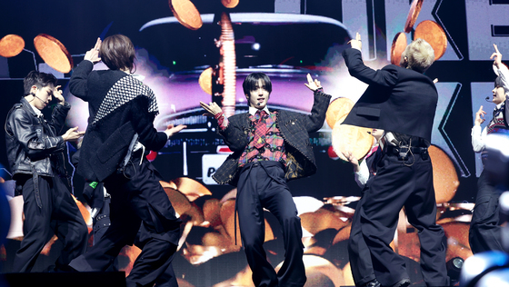 누에라 기현, 신나는 무대