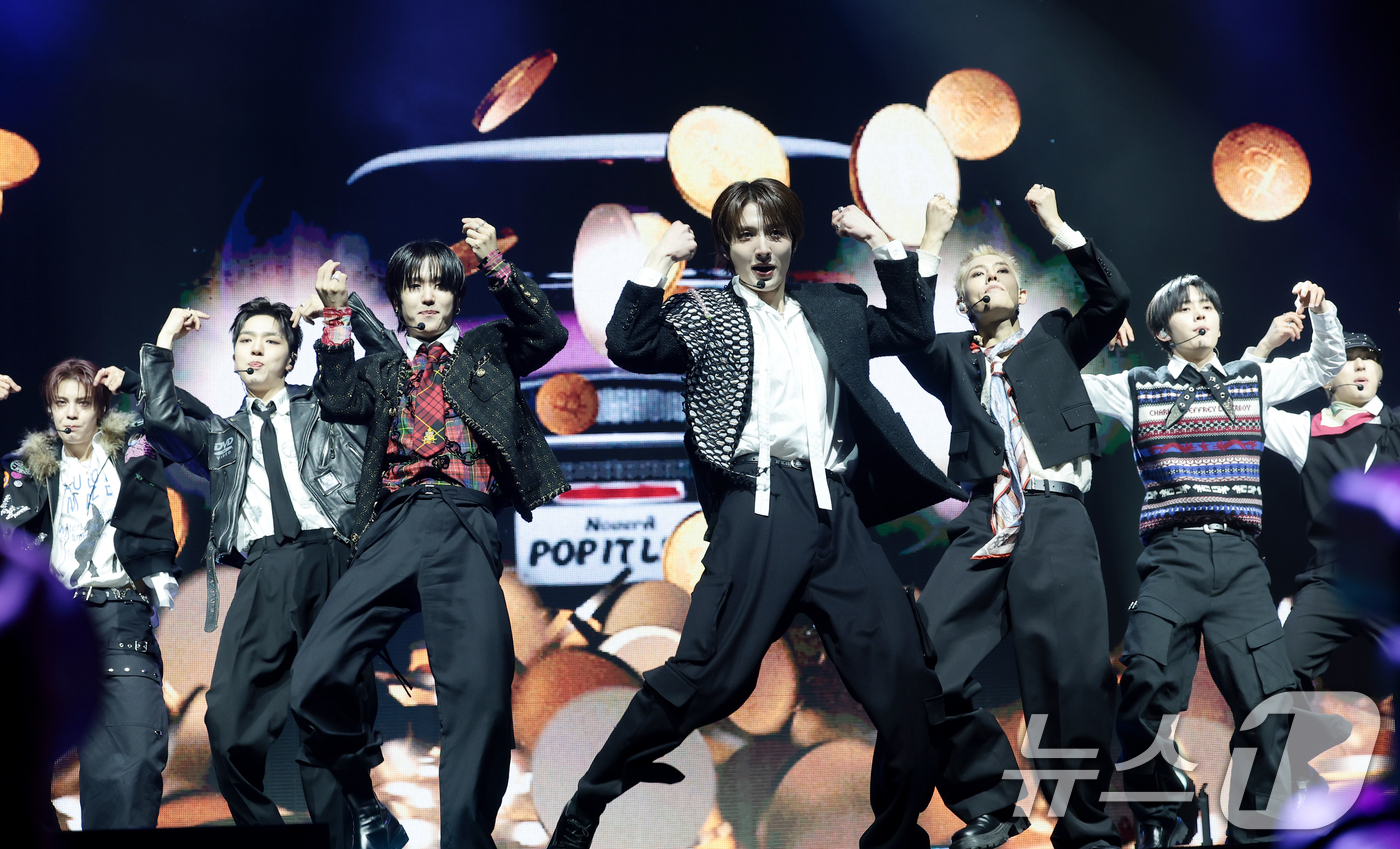 (서울=뉴스1) 권현진 기자 = 그룹 누에라(NouerA)가 9일 서울 광진구 예스24라이브홀에서 가진 세 번째 미니 앨범  'POP IT LIKE(팝 잇 라이크)‘ 발매 쇼케이스 …