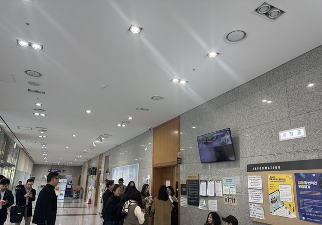 [르포] 규제에도 경매 법정 '북적'…'내 집 마련' 아파트 수요 집중