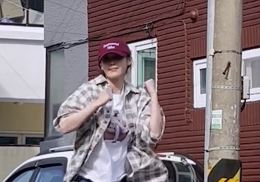 골목길에 나타난 아이유, 함께 춤 춘 친구들은 누구 [N샷]