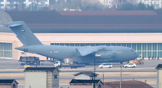 천궁-Ⅱ 유도탄 싣는 UAE C-17 수송기