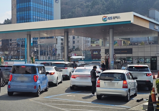 기름값 상승에 경남서도 주유소 북새통…배달·화물·농가 '한숨'