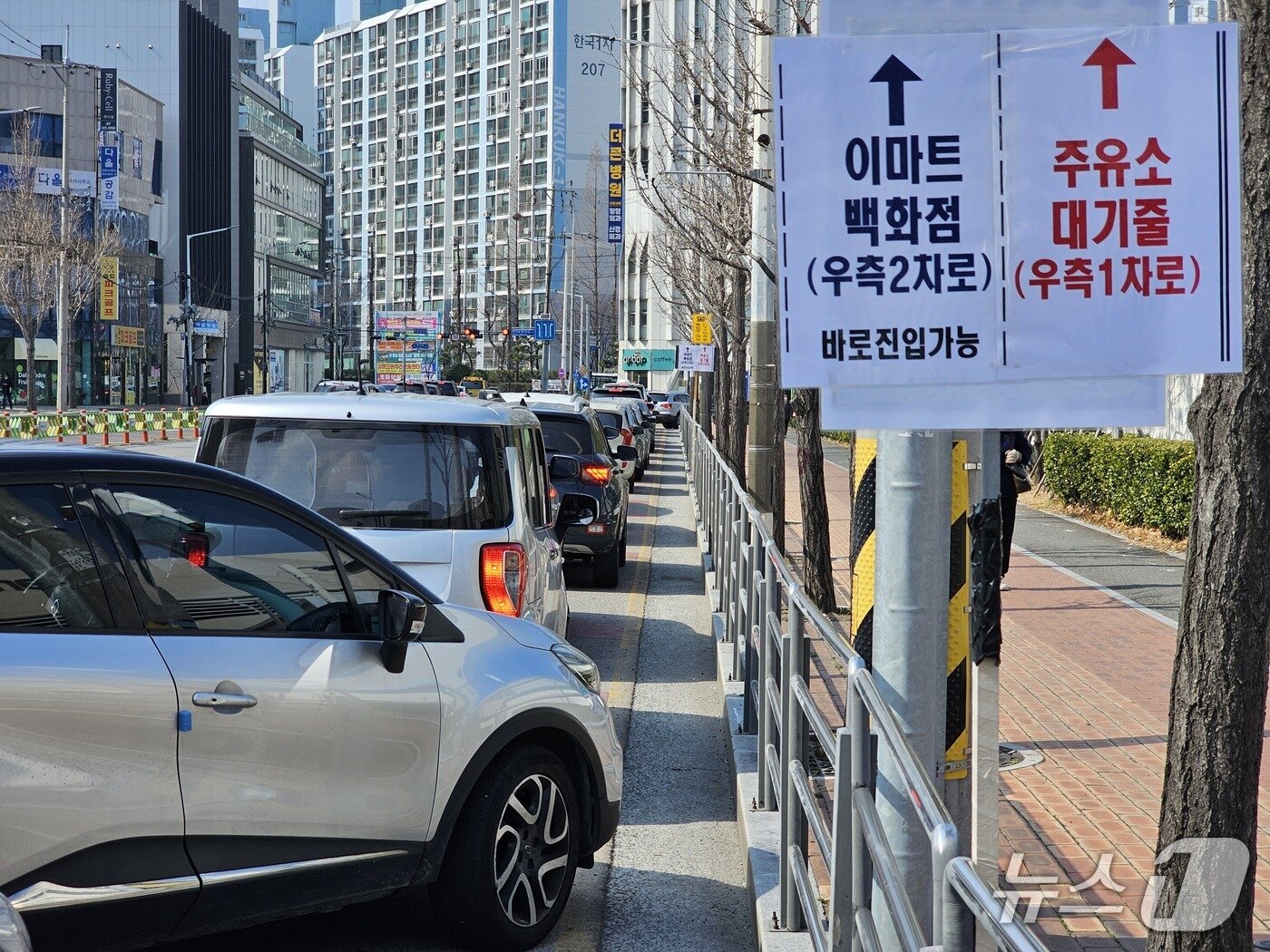 본문 이미지 - 9일 오후 김해시 외동의 한 주유소로 향하는 차량들이 도로에 늘어서 있다. 2026.3.9 ⓒ 뉴스1 박민석 기자