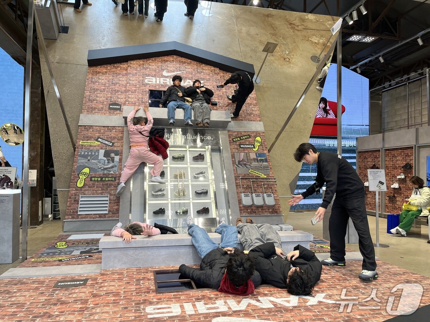 본문 이미지 - 무신사 스토어 성수 나이키 팝업 공간에 마련된 포토존 2026.3.9/뉴스1 박혜연 기자 ⓒ 뉴스1