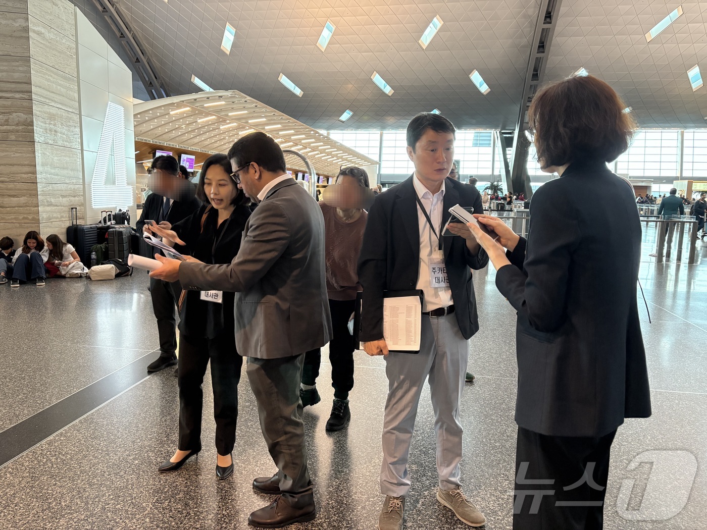 (서울=뉴스1) = 최근 중동 상황으로 카타르에서 발이 묶였던 우리 국민 300여명이 9일 15시 45분경(한국시간) 카타르항공을 타고 도하를 출발했다고 외교부가 밝혔다. (외교부 …