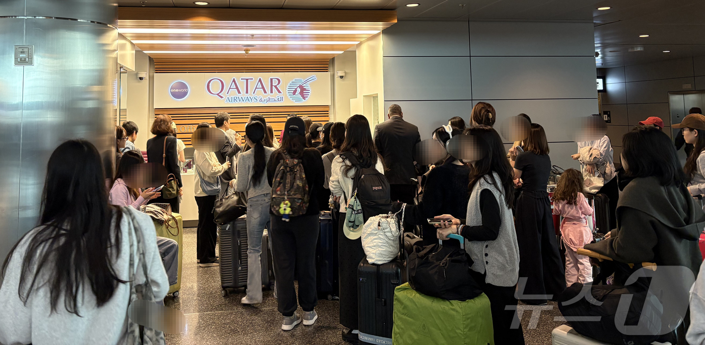 (서울=뉴스1) = 최근 중동 상황으로 카타르에서 발이 묶였던 우리 국민 300여명이 9일 15시 45분경(한국시간) 카타르항공을 타고 도하를 출발했다고 외교부가 밝혔다. (외교부 …