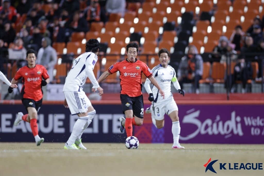 본문 이미지 -  강원FC는 마치다와의 1차전에서 0-0으로 비겼다.(한국프로축구연맹 제공)