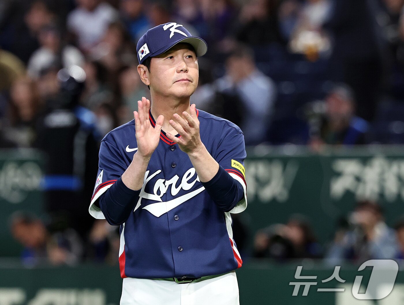 본문 이미지 - 9일 일본 도쿄돔에서 열리는 2026 월드베이스볼클래식 조별리그 C조 대한민국과 호주의 경기에 앞서 류지현 감독이 그라운드에 나와 손뼉을 치고 있다. 2026.3.9 ⓒ 뉴스1 구윤성 기자