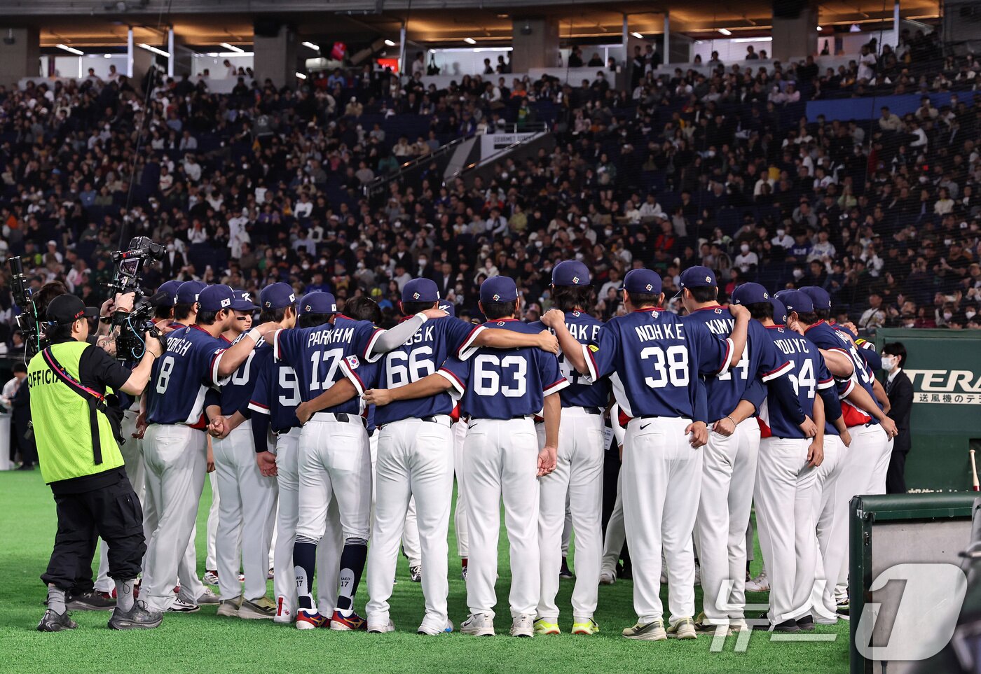 본문 이미지 - 9일 일본 도쿄돔에서 열리는 2026 월드베이스볼클래식 조별리그 C조 대한민국과 호주의 경기에 앞서 한국 대표팀 선수들이 결의를 다지고 있다. 2026.3.9 ⓒ 뉴스1 구윤성 기자