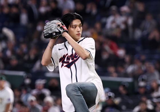 시구하는 에이티즈 우영