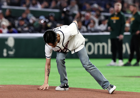 마운드 정리하는 우영