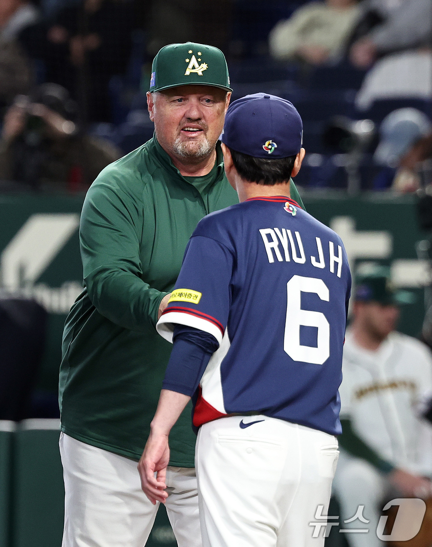 (도쿄=뉴스1) 구윤성 기자 = 9일 일본 도쿄돔에서 열린 2026 월드베이스볼클래식 조별리그 C조 대한민국과 호주의 경기. 류지현 대한민국 감독과 데이브 닐슨 호주 감독이 악수하 …