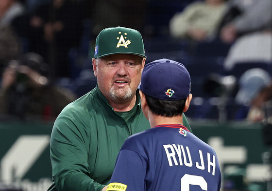 악수하는 한-호주 감독