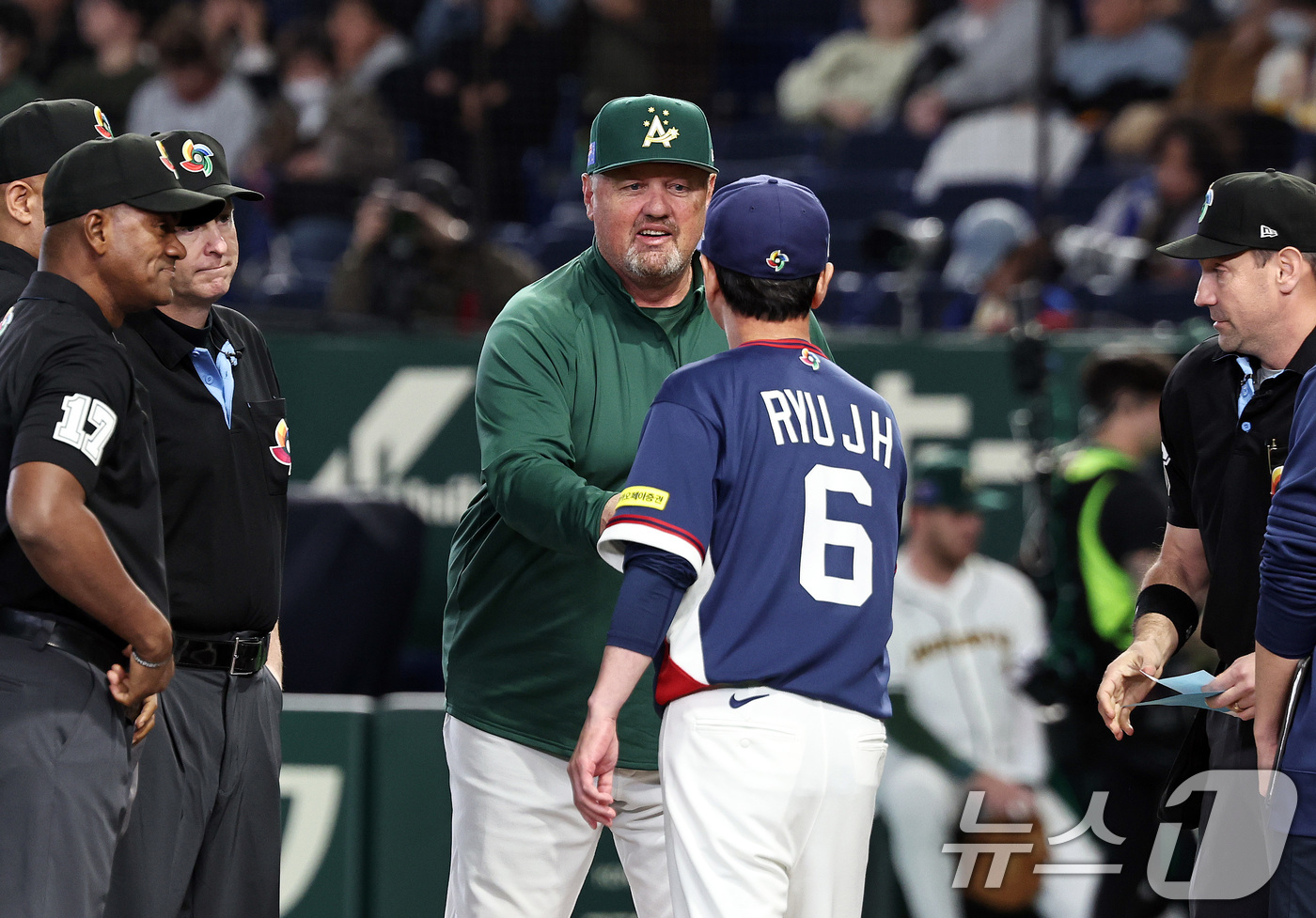 (도쿄=뉴스1) 구윤성 기자 = 9일 일본 도쿄돔에서 열린 2026 월드베이스볼클래식 조별리그 C조 대한민국과 호주의 경기. 류지현 대한민국 감독과 데이브 닐슨 호주 감독이 악수하 …