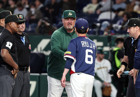 인사 나누는 한-호주 감독