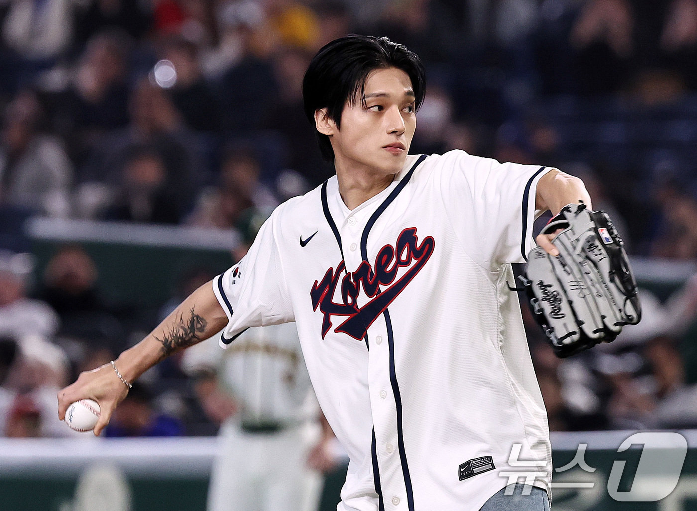 (도쿄=뉴스1) 구윤성 기자 = 9일 일본 도쿄돔에서 열리는 2026 월드베이스볼클래식 조별리그 C조 대한민국과 호주의 경기에 앞서 에이티즈 우영이 시구하고 있다. 2026.3.9 …