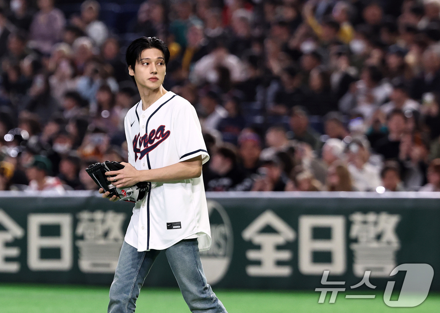 (도쿄=뉴스1) 구윤성 기자 = 9일 일본 도쿄돔에서 2026 월드베이스볼클래식 조별리그 C조 대한민국과 호주의 경기에 앞서 에이티즈 우영이 시구하기 위해 마운드에 들어서고 있다. …