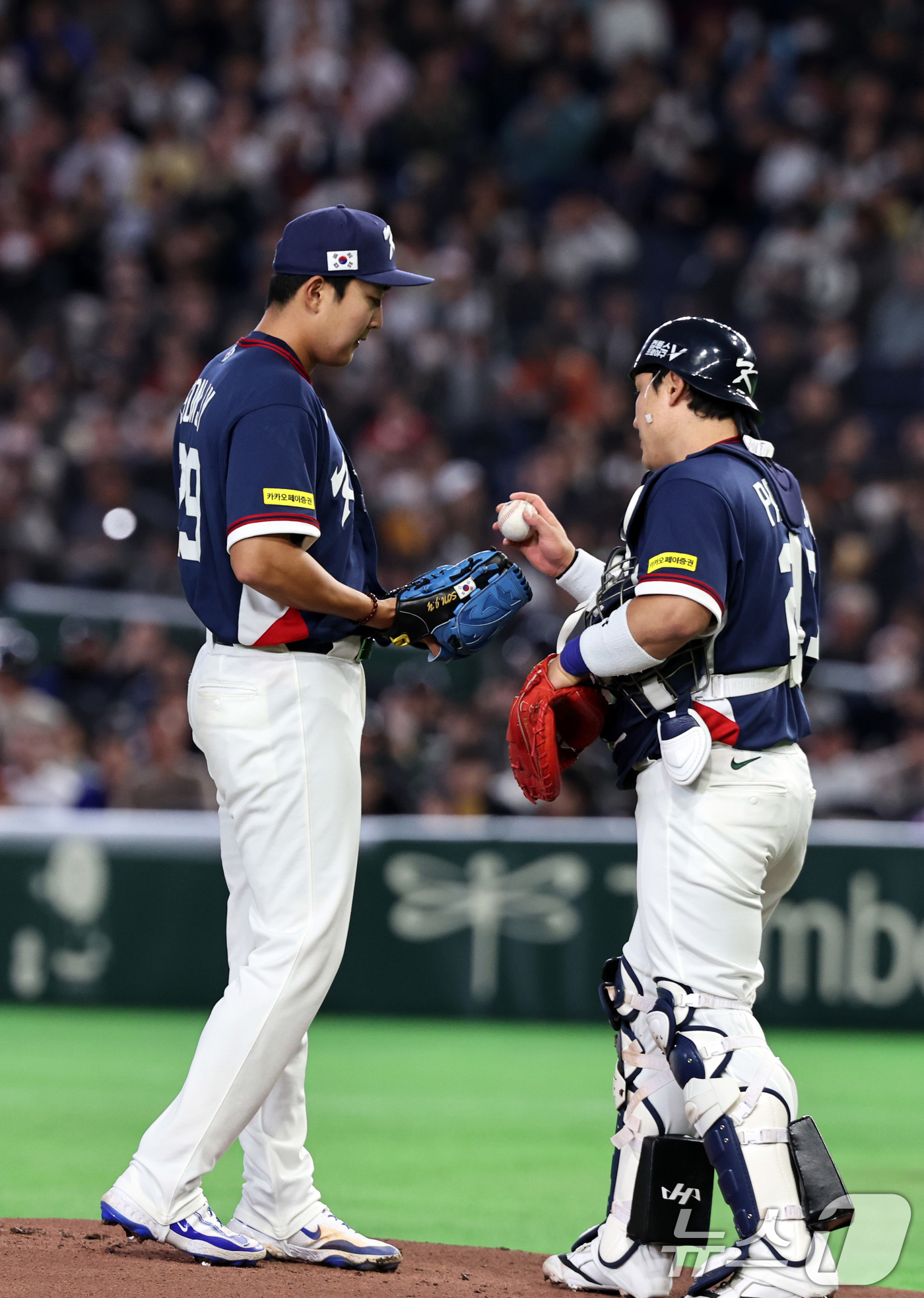 (도쿄=뉴스1) 구윤성 기자 = 9일 일본 도쿄돔에서 열린 2026 월드베이스볼클래식 조별리그 C조 대한민국과 호주의 경기. 대한민국 선발투수 손주영과 포수 박동원이 대화하고 있다 …