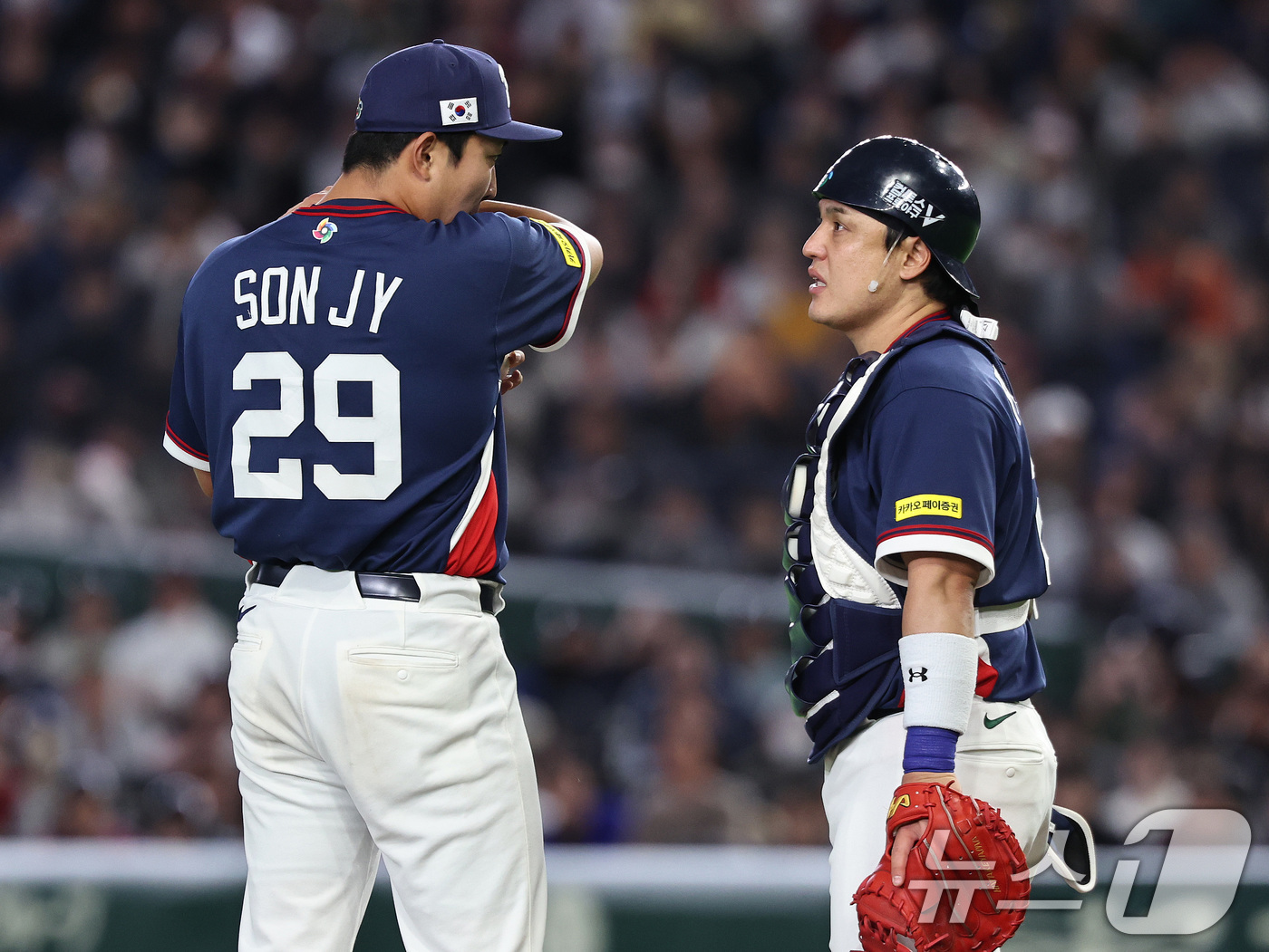 (도쿄=뉴스1) 구윤성 기자 = 9일 일본 도쿄돔에서 열린 2026 월드베이스볼클래식 조별리그 C조 대한민국과 호주의 경기. 대한민국 선발투수 손주영과 포수 박동원이 대화하고 있다 …