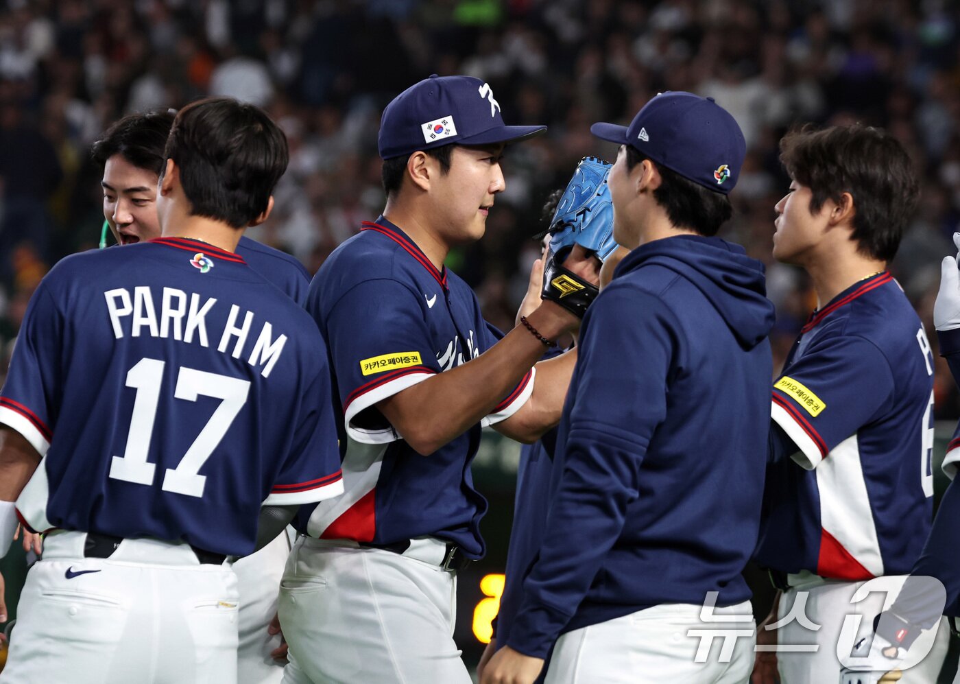 본문 이미지 - 9일 일본 도쿄돔에서 열린 2026 월드베이스볼클래식 조별리그 C조 대한민국과 호주의 경기. 대한민국 선발투수 손주영이 1회 무실점으로 이닝을 마친 뒤 더그아웃으로 들어서고 있다. 2026.3.9 ⓒ 뉴스1 구윤성 기자
