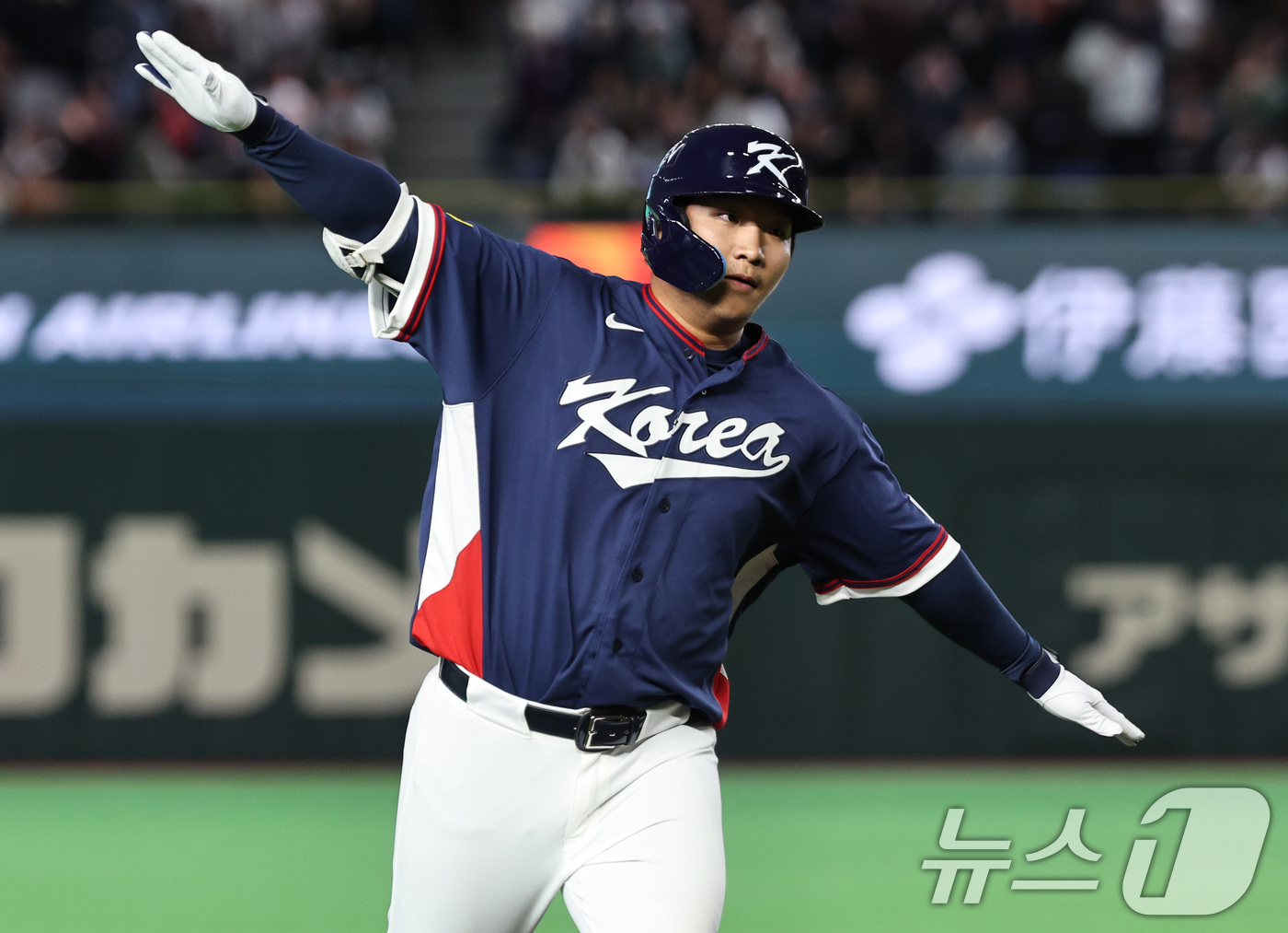 (도쿄=뉴스1) 구윤성 기자 = 9일 일본 도쿄돔에서 열린 2026 월드베이스볼클래식 조별리그 C조 대한민국과 호주의 경기. 대한민국 문보경이 2회초 무사1루 투런홈런을 친 뒤 그 …