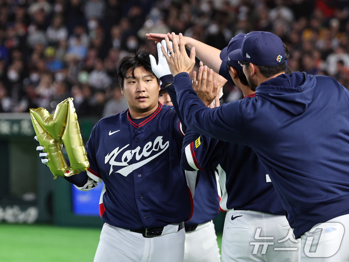 (도쿄=뉴스1) 구윤성 기자 = 9일 일본 도쿄돔에서 열린 2026 월드베이스볼클래식 조별리그 C조 대한민국과 호주의 경기. 대한민국 문보경이 2회초 무사1루 투런홈런을 친 뒤 동 …