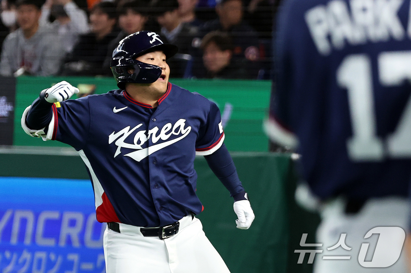 (도쿄=뉴스1) 구윤성 기자 = 9일 일본 도쿄돔에서 열린 2026 월드베이스볼클래식 조별리그 C조 대한민국과 호주의 경기. 대한민국 문보경이 2회초 무사1루 투런홈런을 친 뒤 기 …