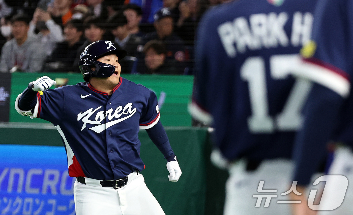 (도쿄=뉴스1) 구윤성 기자 = 9일 일본 도쿄돔에서 열린 2026 월드베이스볼클래식 조별리그 C조 대한민국과 호주의 경기. 대한민국 문보경이 2회초 무사1루 투런홈런을 친 뒤 기 …