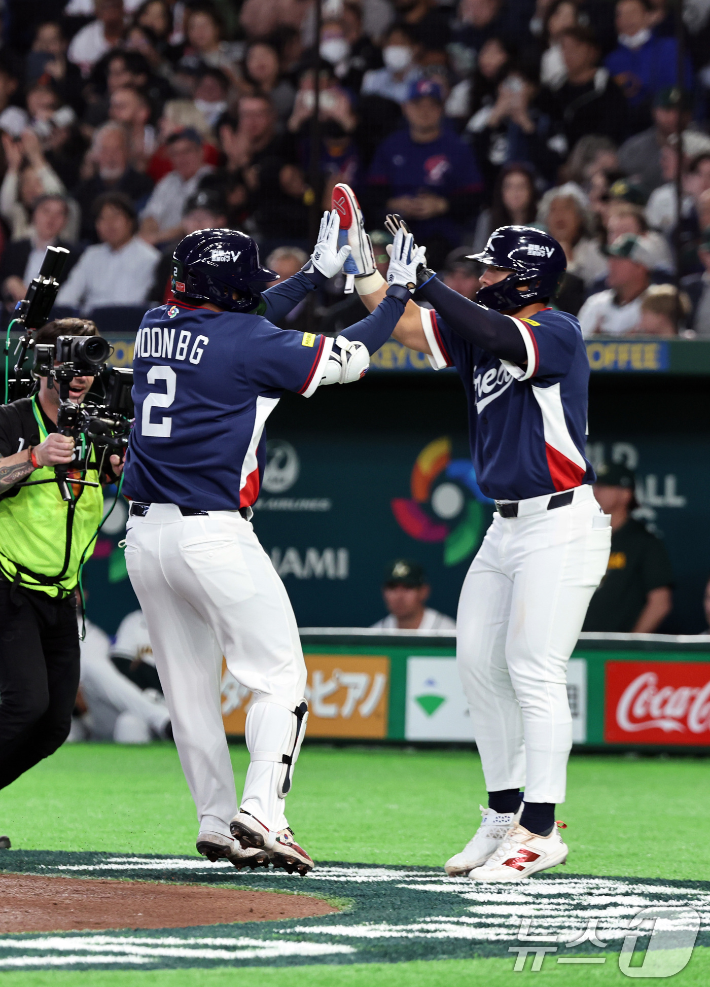 (도쿄=뉴스1) 구윤성 기자 = 9일 일본 도쿄돔에서 열린 2026 월드베이스볼클래식 조별리그 C조 대한민국과 호주의 경기. 대한민국 문보경이 2회초 무사1루 투런홈런을 친 뒤 1 …