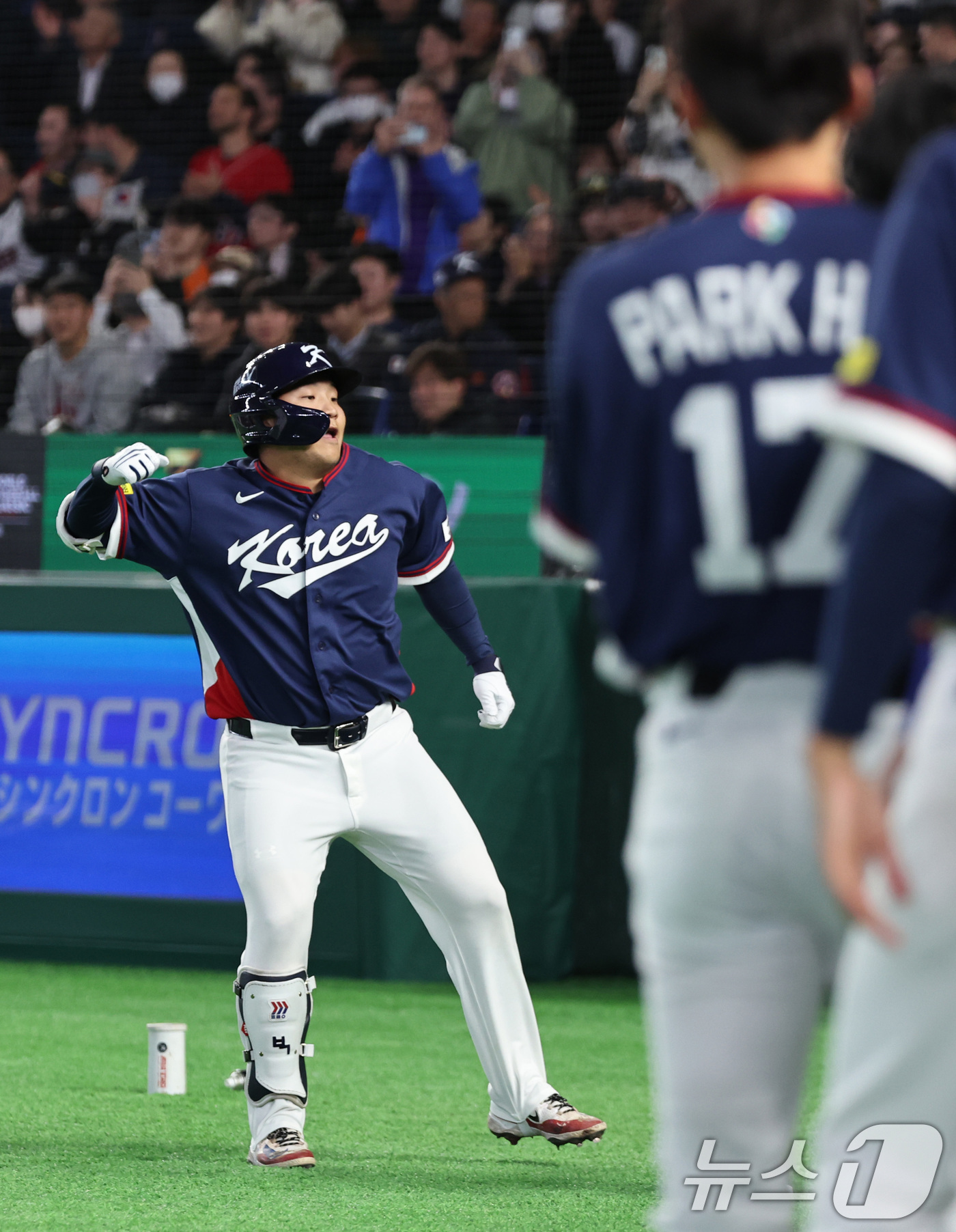 (도쿄=뉴스1) 구윤성 기자 = 9일 일본 도쿄돔에서 열린 2026 월드베이스볼클래식 조별리그 C조 대한민국과 호주의 경기. 대한민국 문보경이 2회초 무사 1루 투런홈런을 친 뒤 …