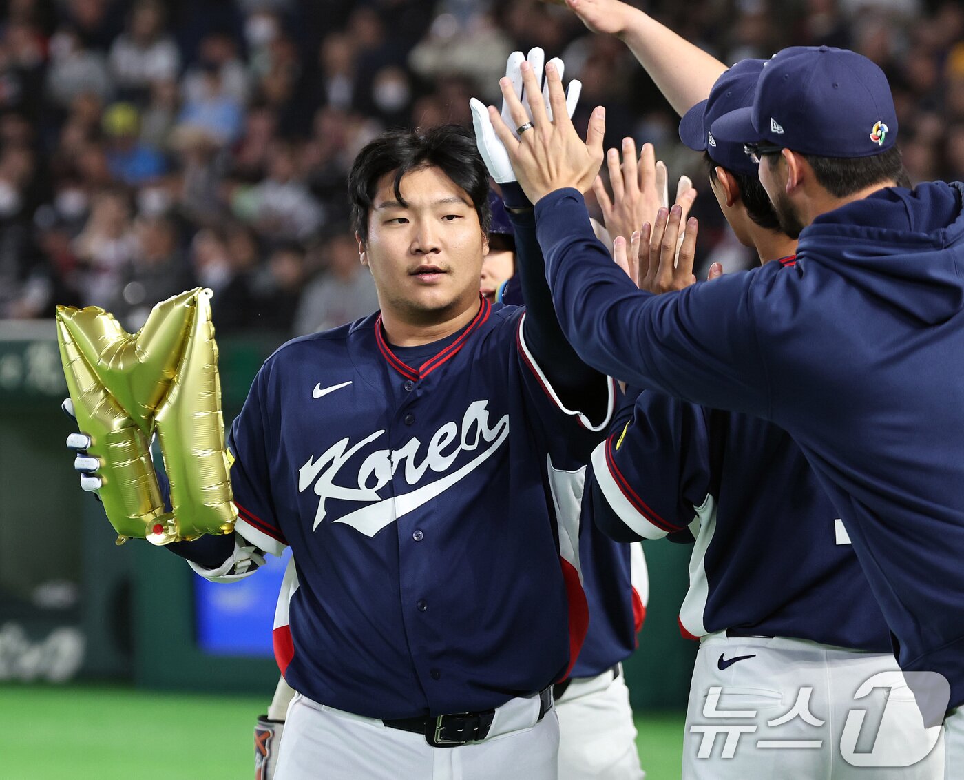 본문 이미지 - 9일 일본 도쿄돔에서 열린 2026 월드베이스볼클래식 조별리그 C조 대한민국과 호주의 경기. 대한민국 문보경이 2회초 무사 1루 투런홈런을 친 뒤 기쁨을 나누고 있다. 2026.3.9 ⓒ 뉴스1 구윤성 기자