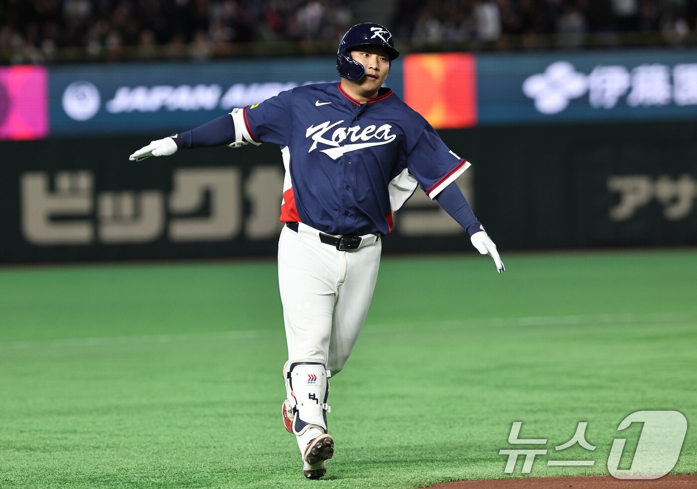 본문 이미지 - 9일 일본 도쿄돔에서 열린 2026 월드베이스볼클래식 조별리그 C조 대한민국과 호주의 경기. 대한민국 문보경이 2회초 무사 1루 투런홈런을 친 뒤 그라운드를 돌고 있다. 2026.3.9 ⓒ 뉴스1 구윤성 기자
