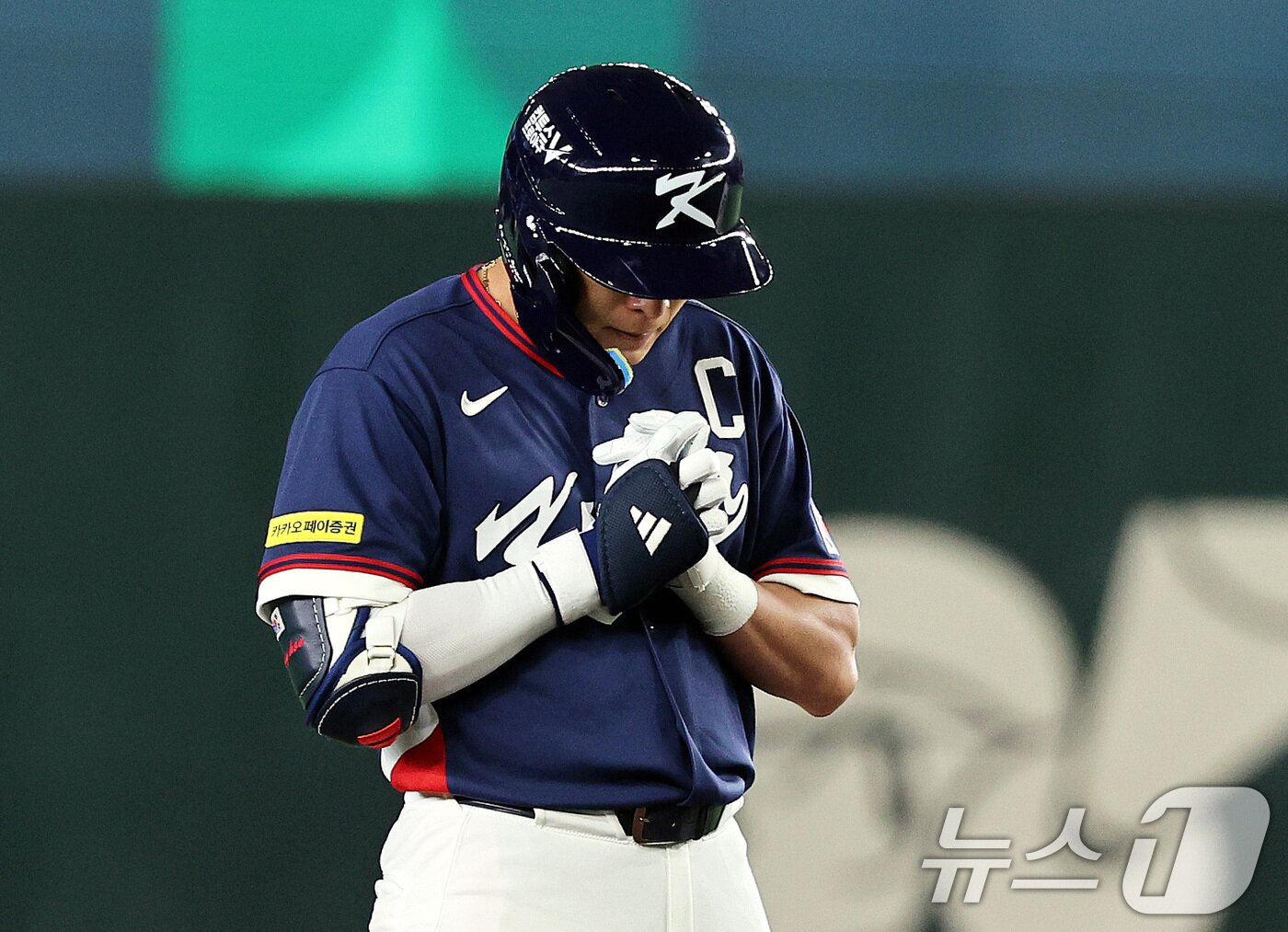 본문 이미지 - 9일 일본 도쿄돔에서 열린 2026 월드베이스볼클래식 조별리그 C조 대한민국과 호주의 경기. 3회초 대한민국 공격 무사 2루때 이정후가 1타점 적시타를 치고 기도하고 있다. 2026.3.9 ⓒ 뉴스1 구윤성 기자