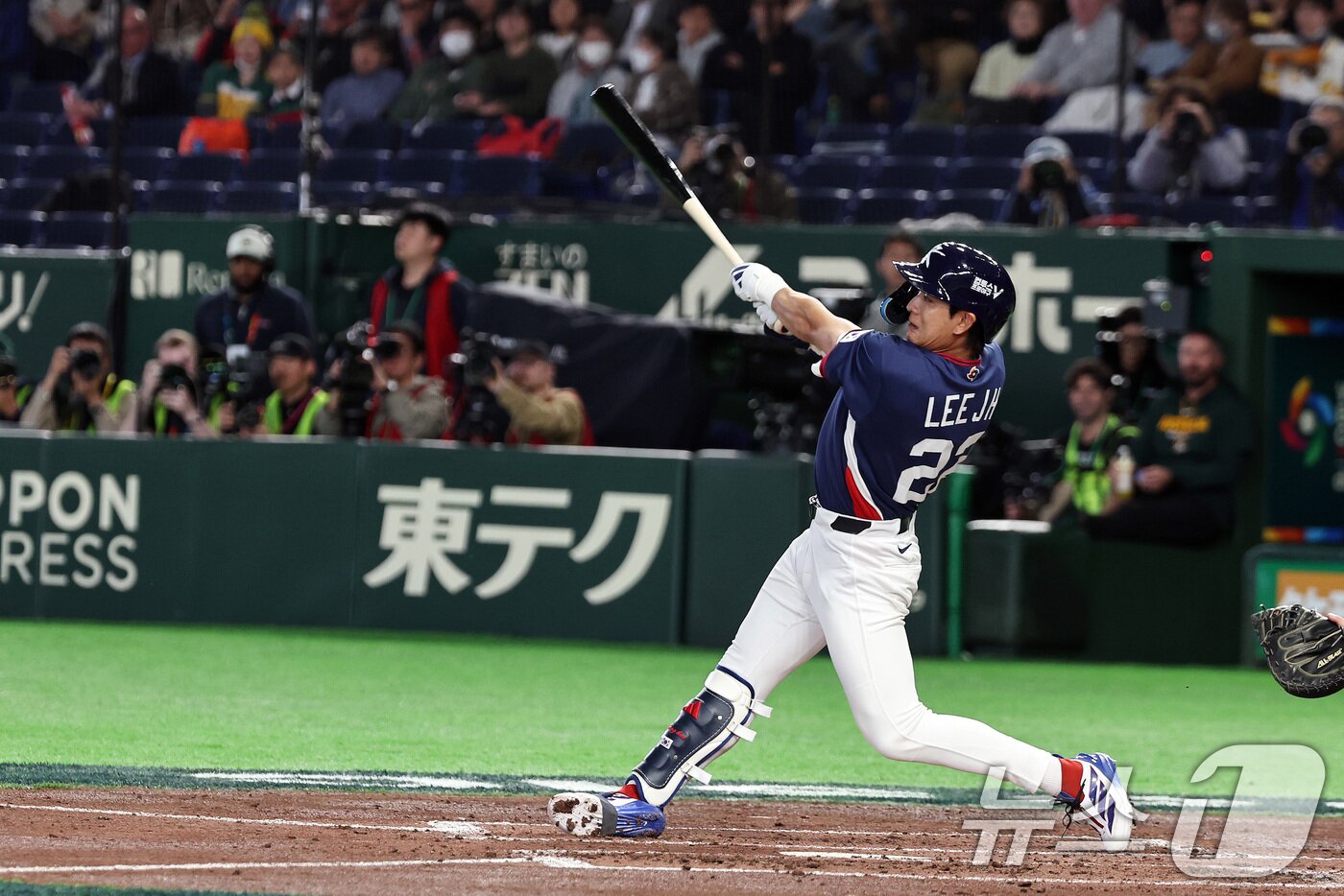 본문 이미지 - 9일 일본 도쿄돔에서 열린 2026 월드베이스볼클래식 조별리그 C조 대한민국과 호주의 경기. 3회초 대한민국 공격 무사 2루때 이정후가 1타점 적시타를 치고 있다. 2026.3.9 ⓒ 뉴스1 구윤성 기자