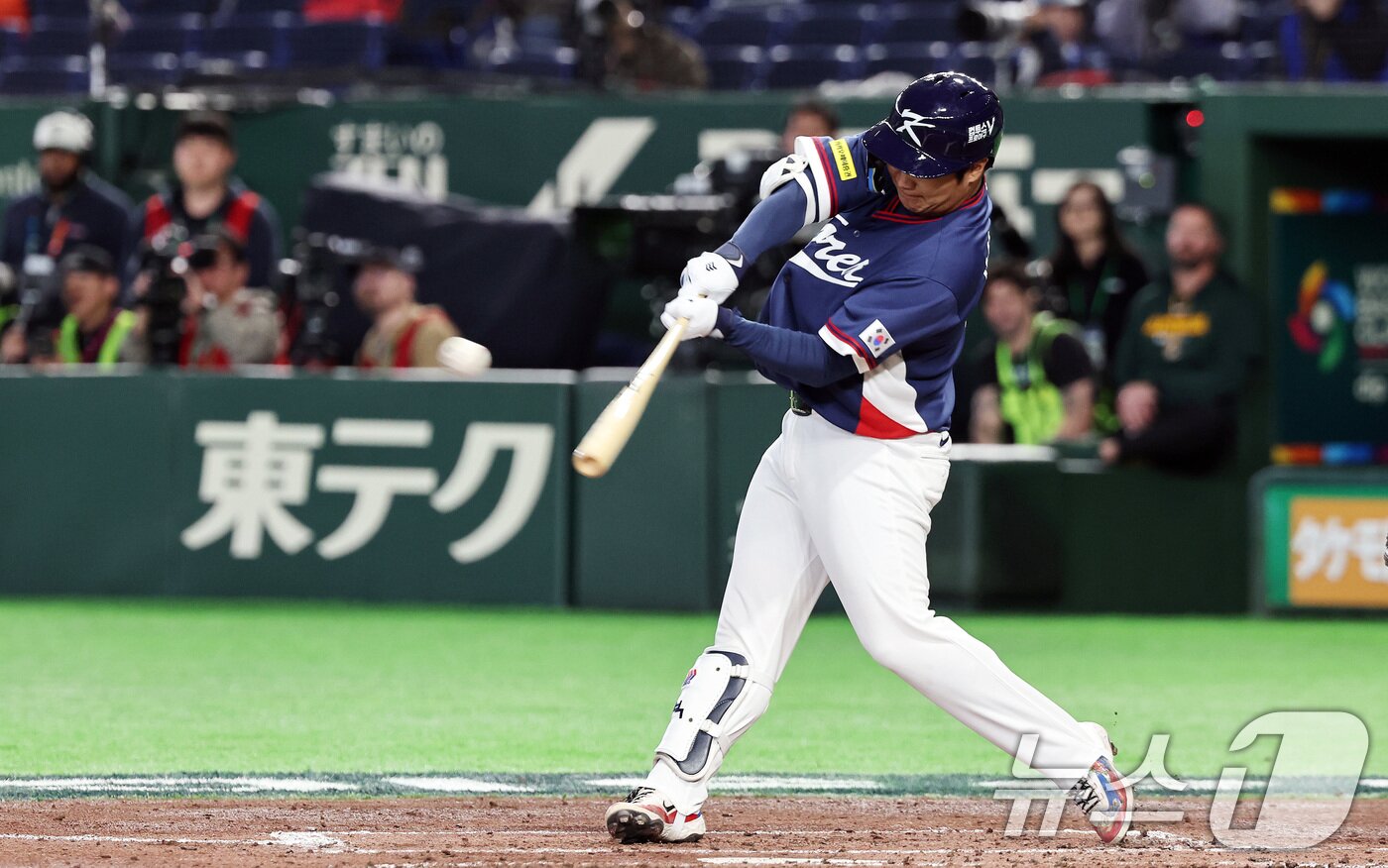 본문 이미지 - 9일 일본 도쿄돔에서 열린 2026 월드베이스볼클래식 조별리그 C조 대한민국과 호주의 경기. 3회초 대한민국 공격 무사 2루때 문보경이 1타점 적시타를 치고 있다. 2026.3.9 ⓒ 뉴스1 구윤성 기자