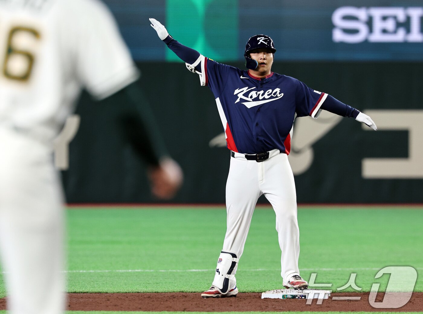 본문 이미지 - 9일 일본 도쿄돔에서 열린 2026 월드베이스볼클래식 조별리그 C조 대한민국과 호주의 경기. 3회초 대한민국 공격 무사 2루때 문보경이 1타점 적시타를 치고 세리머니하고 있다. 2026.3.9 ⓒ 뉴스1 구윤성 기자